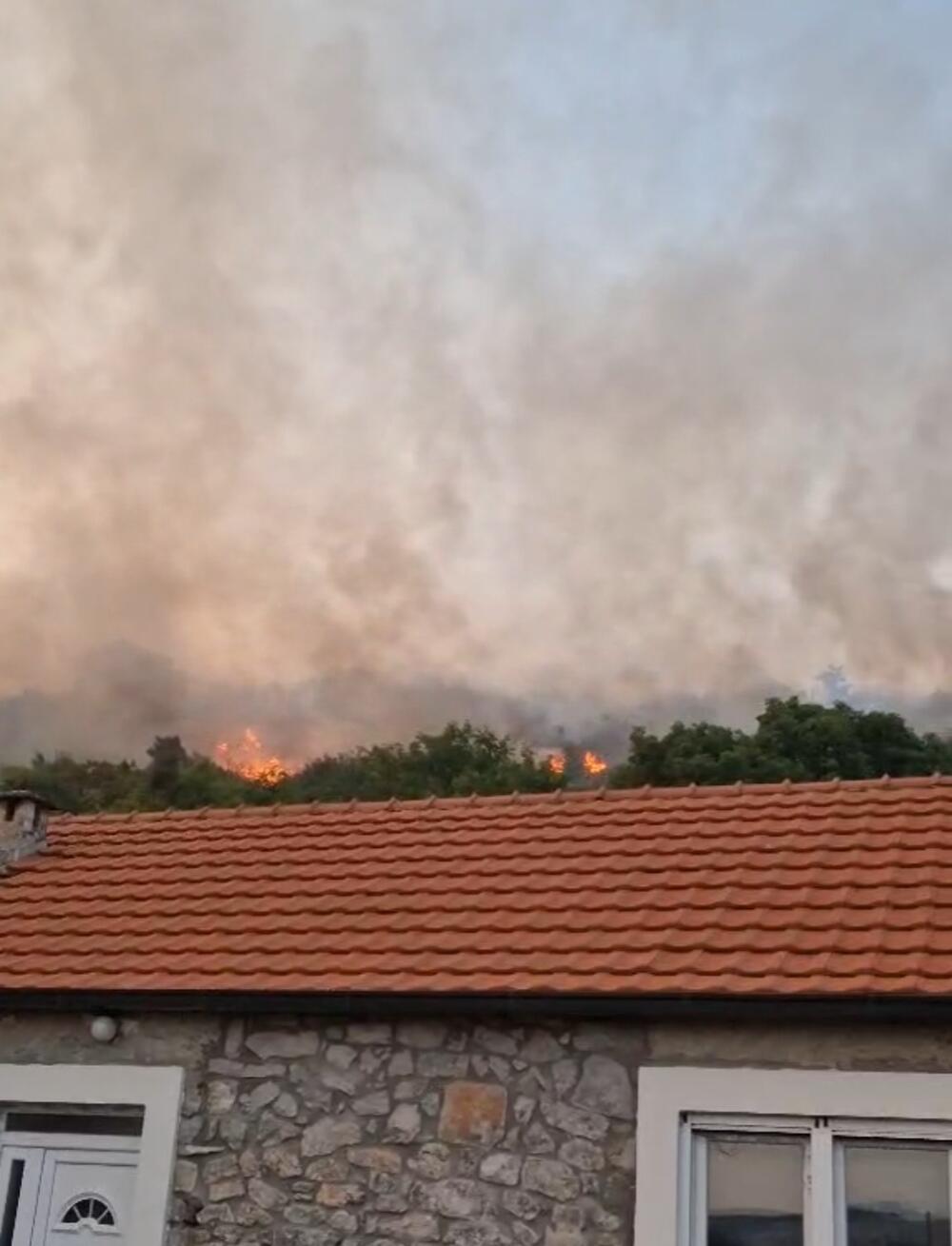 Vatra u Piperima stigla i do kuća