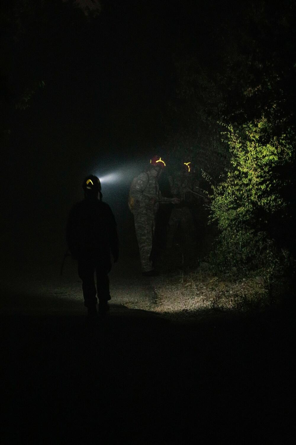 <p>Vojnici su uspjeli tokom noći da lokalizuju više vatrenih linija, gaseći ne samo velike plamenove, već i manja žarišta i žar, kako bi se spriječilo njihovo ponovno rasplamsavanje</p>