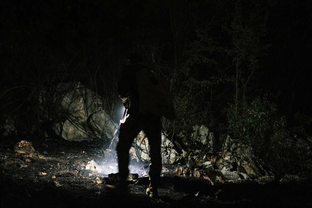 <p>Vojnici su uspjeli tokom noći da lokalizuju više vatrenih linija, gaseći ne samo velike plamenove, već i manja žarišta i žar, kako bi se spriječilo njihovo ponovno rasplamsavanje</p>