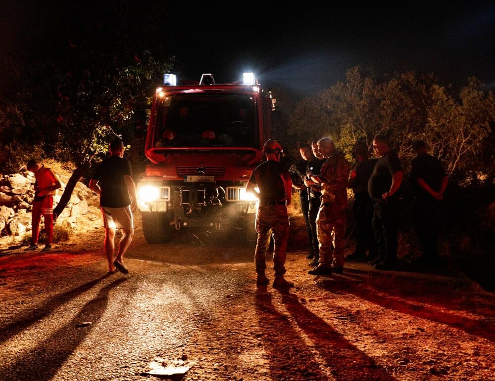 <p>Vojnici su uspjeli tokom noći da lokalizuju više vatrenih linija, gaseći ne samo velike plamenove, već i manja žarišta i žar, kako bi se spriječilo njihovo ponovno rasplamsavanje</p>