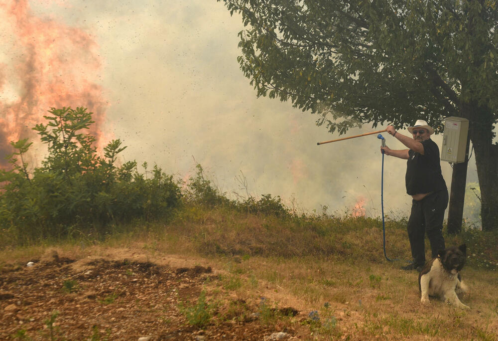 <p>Premijer je izrazio saučešće porodici stradalog vojnika Dejana Božovića. Kazao je i da će Ministarstvo finansija odobriti do kraja dana sva dodatna sredstva koja su potrebna da bi se prihvatili dodatni ljudi i oprema iz inostranstva. "Teško je gledati Podgoricu u plamenu", kazao je gradonačelnik Saša Mujović</p>