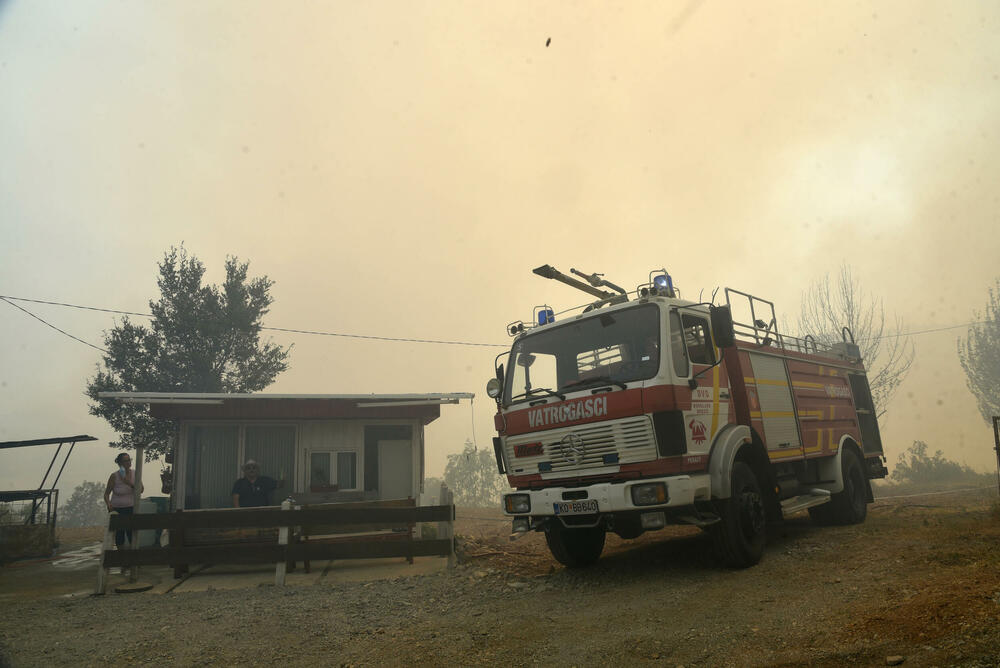 <p>Premijer je izrazio saučešće porodici stradalog vojnika Dejana Božovića. Kazao je i da će Ministarstvo finansija odobriti do kraja dana sva dodatna sredstva koja su potrebna da bi se prihvatili dodatni ljudi i oprema iz inostranstva. "Teško je gledati Podgoricu u plamenu", kazao je gradonačelnik Saša Mujović</p>