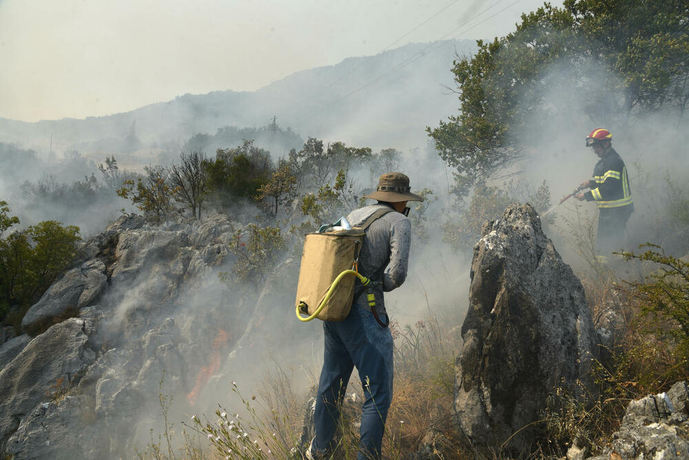 <p>Premijer je izrazio saučešće porodici stradalog vojnika Dejana Božovića. Kazao je i da će Ministarstvo finansija odobriti do kraja dana sva dodatna sredstva koja su potrebna da bi se prihvatili dodatni ljudi i oprema iz inostranstva. "Teško je gledati Podgoricu u plamenu", kazao je gradonačelnik Saša Mujović</p>
