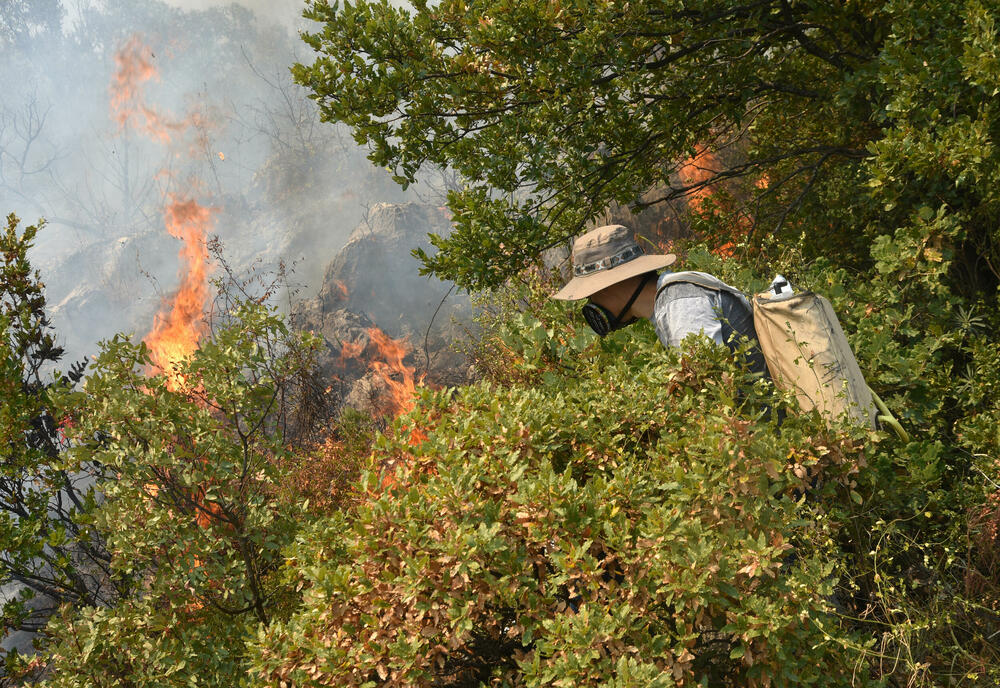 <p>Premijer je izrazio saučešće porodici stradalog vojnika Dejana Božovića. Kazao je i da će Ministarstvo finansija odobriti do kraja dana sva dodatna sredstva koja su potrebna da bi se prihvatili dodatni ljudi i oprema iz inostranstva. "Teško je gledati Podgoricu u plamenu", kazao je gradonačelnik Saša Mujović</p>