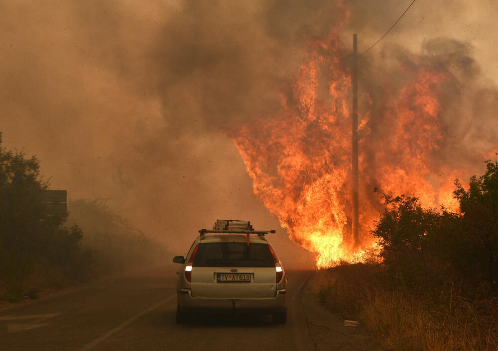 <p>Požari haraju širom države, pomoć stiže iz regiona i Evrope, ali vatra i dalje prijeti naseljima i prirodi</p>  <p>“Kad legnemo da se odmorimo, to nije pravi san, spavamo s jednim okom otvorenim, jer znamo da svakog časa može stići poziv. Umorni smo, ali nema odmora”, ispričao je “Vijestima” jedan od vatrogasaca</p>