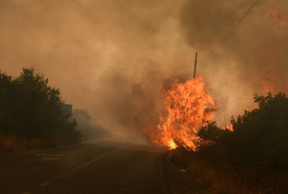 <p>Požari haraju širom države, pomoć stiže iz regiona i Evrope, ali vatra i dalje prijeti naseljima i prirodi</p>  <p>“Kad legnemo da se odmorimo, to nije pravi san, spavamo s jednim okom otvorenim, jer znamo da svakog časa može stići poziv. Umorni smo, ali nema odmora”, ispričao je “Vijestima” jedan od vatrogasaca</p>