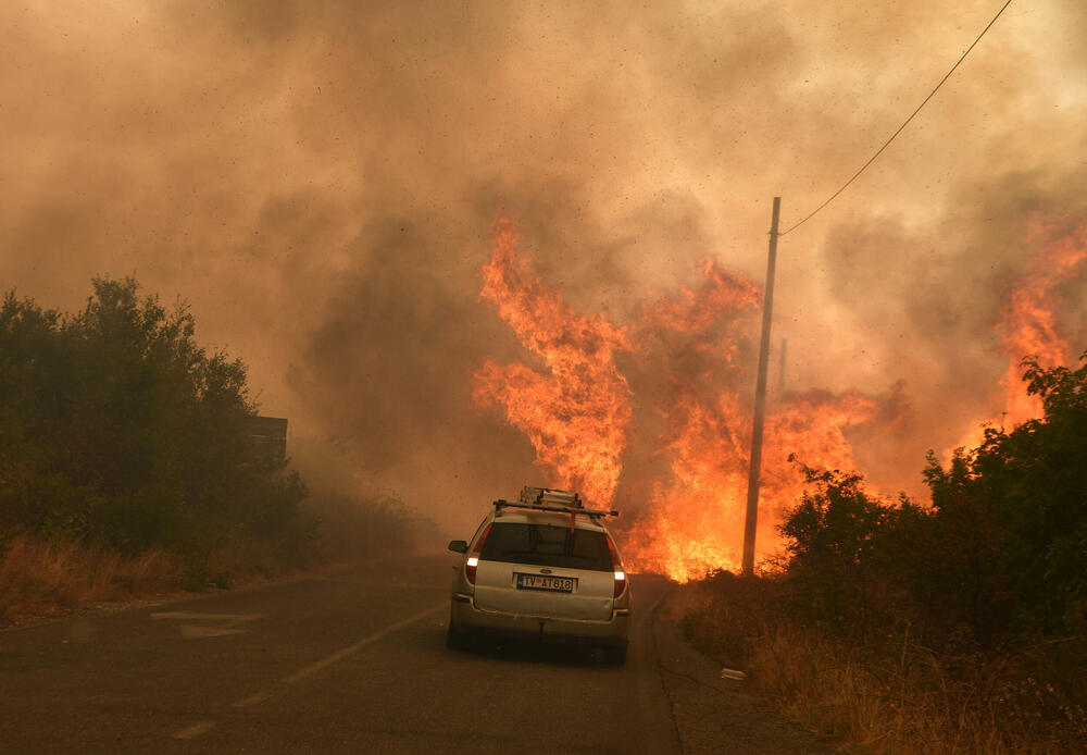 <p>Požari haraju širom države, pomoć stiže iz regiona i Evrope, ali vatra i dalje prijeti naseljima i prirodi</p>  <p>“Kad legnemo da se odmorimo, to nije pravi san, spavamo s jednim okom otvorenim, jer znamo da svakog časa može stići poziv. Umorni smo, ali nema odmora”, ispričao je “Vijestima” jedan od vatrogasaca</p>