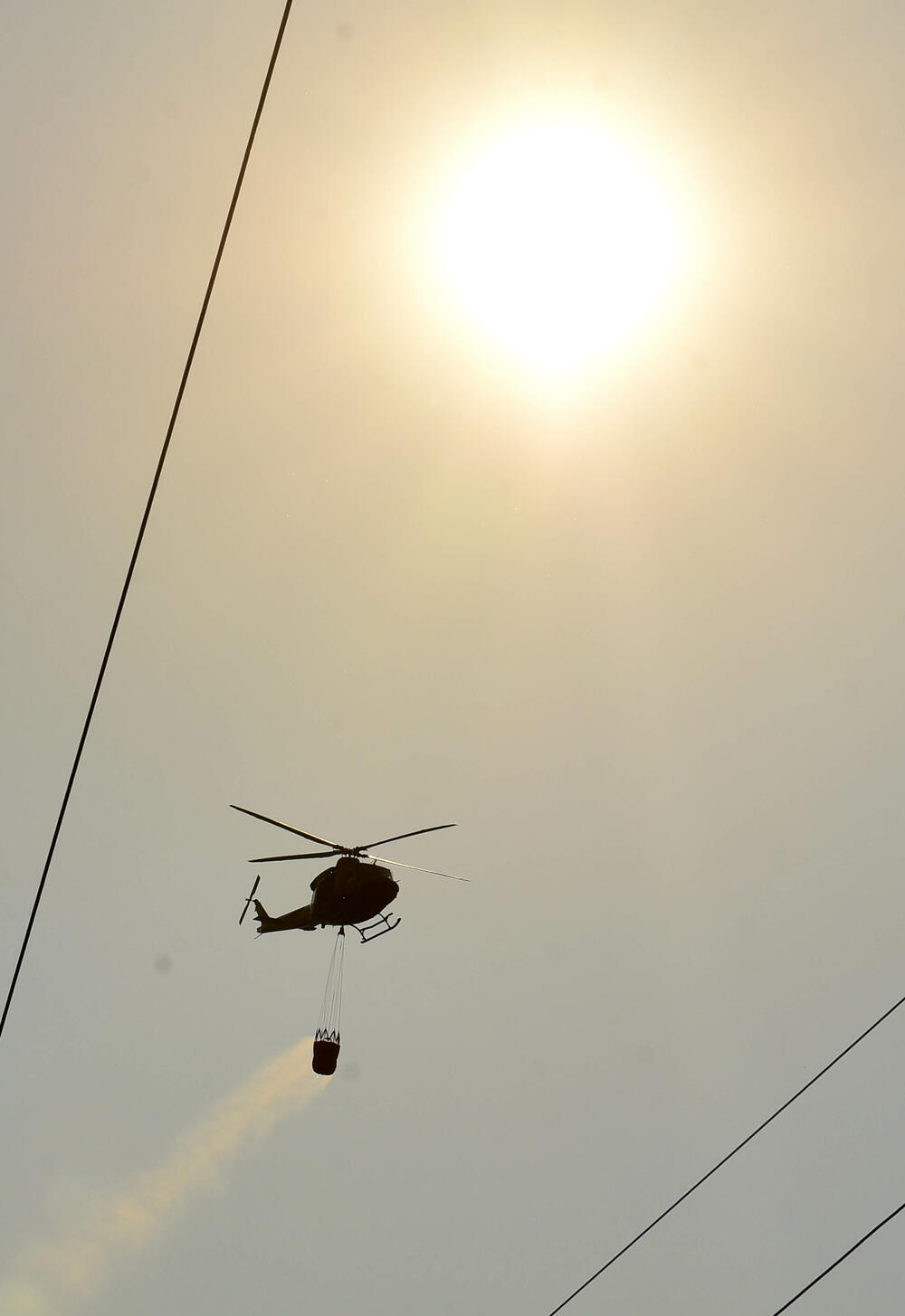 <p>Požari haraju širom države, pomoć stiže iz regiona i Evrope, ali vatra i dalje prijeti naseljima i prirodi</p>  <p>“Kad legnemo da se odmorimo, to nije pravi san, spavamo s jednim okom otvorenim, jer znamo da svakog časa može stići poziv. Umorni smo, ali nema odmora”, ispričao je “Vijestima” jedan od vatrogasaca</p>