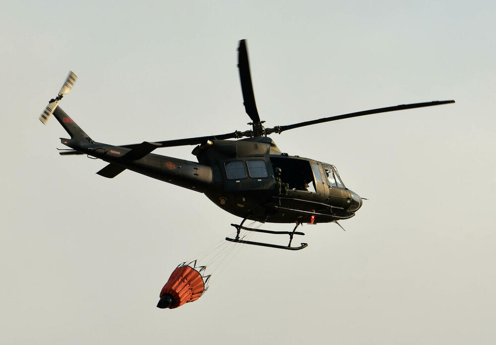<p>Požari haraju širom države, pomoć stiže iz regiona i Evrope, ali vatra i dalje prijeti naseljima i prirodi</p>  <p>“Kad legnemo da se odmorimo, to nije pravi san, spavamo s jednim okom otvorenim, jer znamo da svakog časa može stići poziv. Umorni smo, ali nema odmora”, ispričao je “Vijestima” jedan od vatrogasaca</p>
