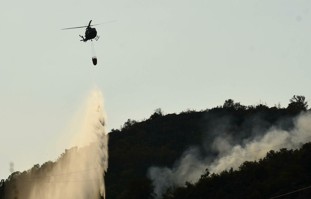 <p>Požari haraju širom države, pomoć stiže iz regiona i Evrope, ali vatra i dalje prijeti naseljima i prirodi</p>  <p>“Kad legnemo da se odmorimo, to nije pravi san, spavamo s jednim okom otvorenim, jer znamo da svakog časa može stići poziv. Umorni smo, ali nema odmora”, ispričao je “Vijestima” jedan od vatrogasaca</p>
