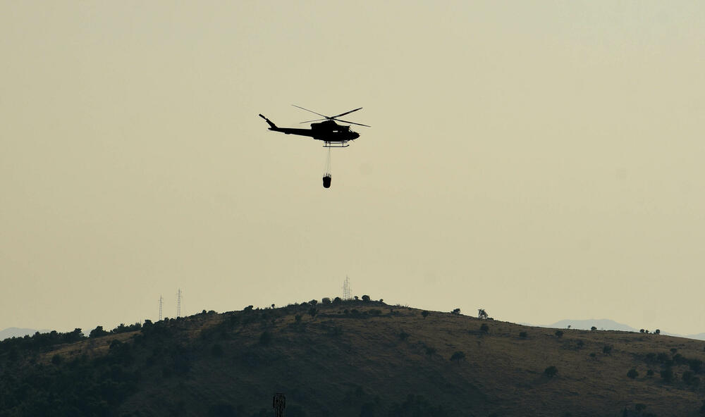 <p>Požari haraju širom države, pomoć stiže iz regiona i Evrope, ali vatra i dalje prijeti naseljima i prirodi</p>  <p>“Kad legnemo da se odmorimo, to nije pravi san, spavamo s jednim okom otvorenim, jer znamo da svakog časa može stići poziv. Umorni smo, ali nema odmora”, ispričao je “Vijestima” jedan od vatrogasaca</p>