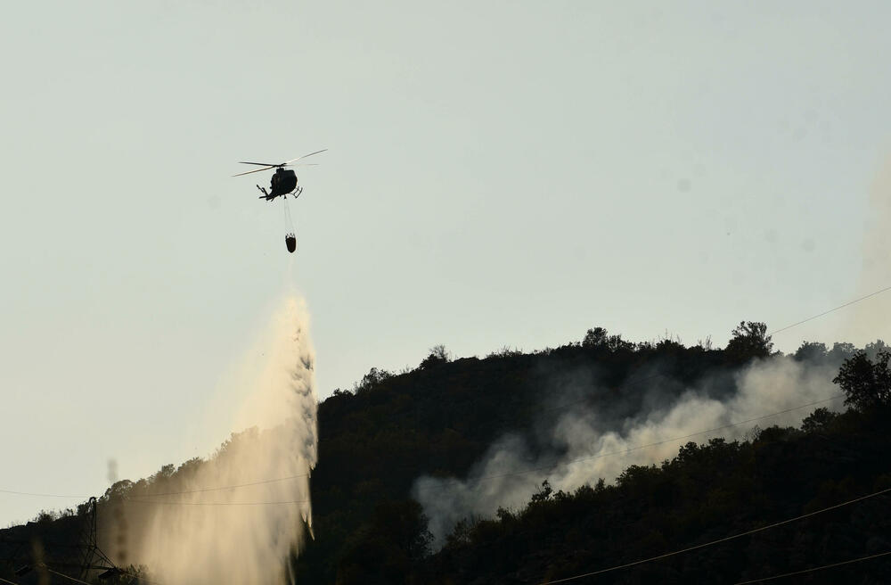 <p>Požari haraju širom države, pomoć stiže iz regiona i Evrope, ali vatra i dalje prijeti naseljima i prirodi</p>  <p>“Kad legnemo da se odmorimo, to nije pravi san, spavamo s jednim okom otvorenim, jer znamo da svakog časa može stići poziv. Umorni smo, ali nema odmora”, ispričao je “Vijestima” jedan od vatrogasaca</p>