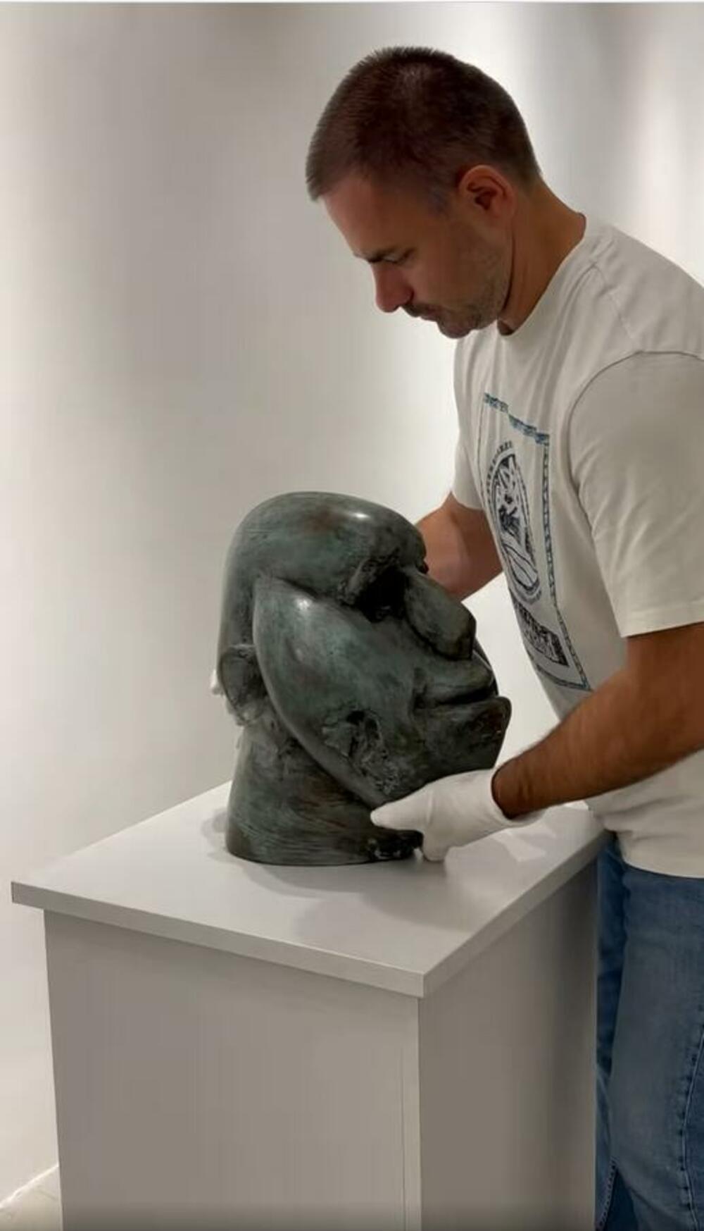 Sa postavljanja izložbe: Marjanović 