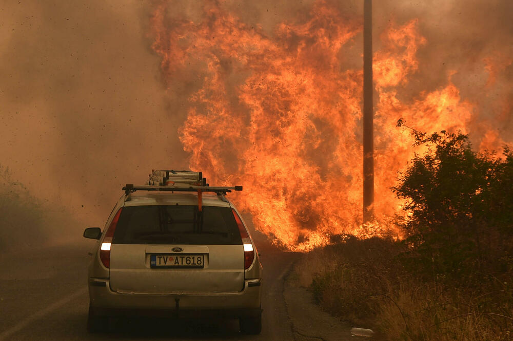 Vatra ne jenjava na desetinama lokacija, međunarodna pomoć stiže u pokušaju da se obuzda katastrofa: juče u Fundini, Foto: Boris Pejović