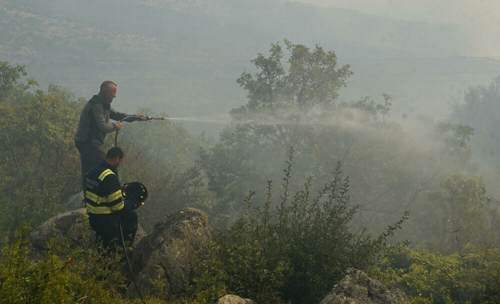 <p>Požari haraju širom države, pomoć stiže iz regiona i Evrope, ali vatra i dalje prijeti naseljima i prirodi</p>  <p>“Kad legnemo da se odmorimo, to nije pravi san, spavamo s jednim okom otvorenim, jer znamo da svakog časa može stići poziv. Umorni smo, ali nema odmora”, ispričao je “Vijestima” jedan od vatrogasaca</p>