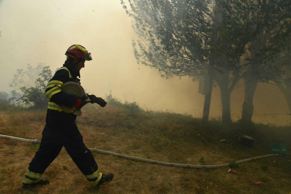 <p>Požari haraju širom države, pomoć stiže iz regiona i Evrope, ali vatra i dalje prijeti naseljima i prirodi</p>  <p>“Kad legnemo da se odmorimo, to nije pravi san, spavamo s jednim okom otvorenim, jer znamo da svakog časa može stići poziv. Umorni smo, ali nema odmora”, ispričao je “Vijestima” jedan od vatrogasaca</p>
