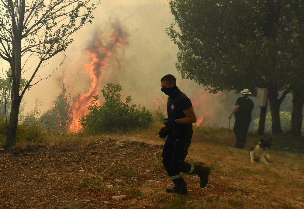 <p>Požari haraju širom države, pomoć stiže iz regiona i Evrope, ali vatra i dalje prijeti naseljima i prirodi</p>  <p>“Kad legnemo da se odmorimo, to nije pravi san, spavamo s jednim okom otvorenim, jer znamo da svakog časa može stići poziv. Umorni smo, ali nema odmora”, ispričao je “Vijestima” jedan od vatrogasaca</p>