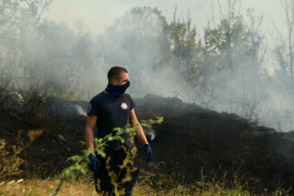 <p>Požari haraju širom države, pomoć stiže iz regiona i Evrope, ali vatra i dalje prijeti naseljima i prirodi</p>  <p>“Kad legnemo da se odmorimo, to nije pravi san, spavamo s jednim okom otvorenim, jer znamo da svakog časa može stići poziv. Umorni smo, ali nema odmora”, ispričao je “Vijestima” jedan od vatrogasaca</p>