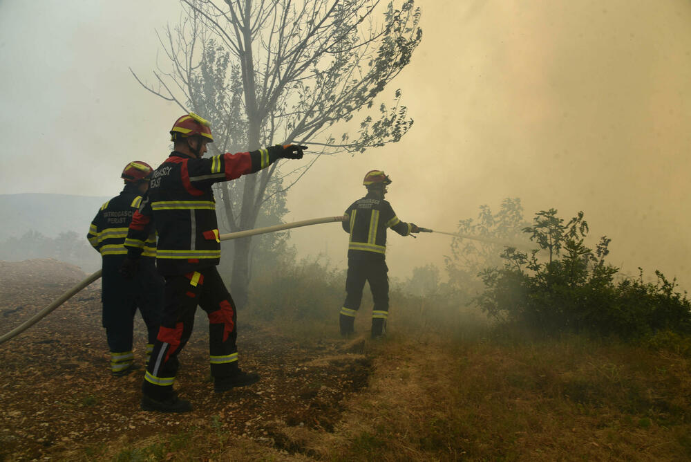 <p>Požari haraju širom države, pomoć stiže iz regiona i Evrope, ali vatra i dalje prijeti naseljima i prirodi</p>  <p>“Kad legnemo da se odmorimo, to nije pravi san, spavamo s jednim okom otvorenim, jer znamo da svakog časa može stići poziv. Umorni smo, ali nema odmora”, ispričao je “Vijestima” jedan od vatrogasaca</p>