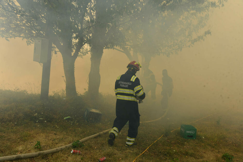 <p>Požari haraju širom države, pomoć stiže iz regiona i Evrope, ali vatra i dalje prijeti naseljima i prirodi</p>  <p>“Kad legnemo da se odmorimo, to nije pravi san, spavamo s jednim okom otvorenim, jer znamo da svakog časa može stići poziv. Umorni smo, ali nema odmora”, ispričao je “Vijestima” jedan od vatrogasaca</p>