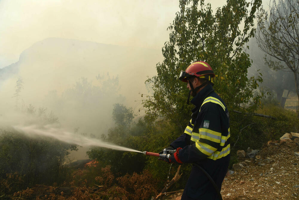 <p>Požari haraju širom države, pomoć stiže iz regiona i Evrope, ali vatra i dalje prijeti naseljima i prirodi</p>  <p>“Kad legnemo da se odmorimo, to nije pravi san, spavamo s jednim okom otvorenim, jer znamo da svakog časa može stići poziv. Umorni smo, ali nema odmora”, ispričao je “Vijestima” jedan od vatrogasaca</p>