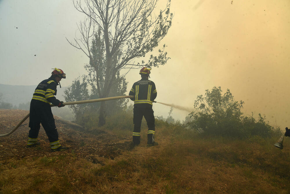 <p>Požari haraju širom države, pomoć stiže iz regiona i Evrope, ali vatra i dalje prijeti naseljima i prirodi</p>  <p>“Kad legnemo da se odmorimo, to nije pravi san, spavamo s jednim okom otvorenim, jer znamo da svakog časa može stići poziv. Umorni smo, ali nema odmora”, ispričao je “Vijestima” jedan od vatrogasaca</p>