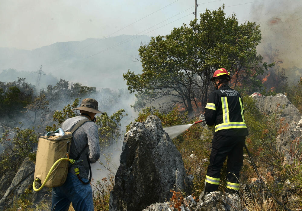 <p>Požari haraju širom države, pomoć stiže iz regiona i Evrope, ali vatra i dalje prijeti naseljima i prirodi</p>  <p>“Kad legnemo da se odmorimo, to nije pravi san, spavamo s jednim okom otvorenim, jer znamo da svakog časa može stići poziv. Umorni smo, ali nema odmora”, ispričao je “Vijestima” jedan od vatrogasaca</p>