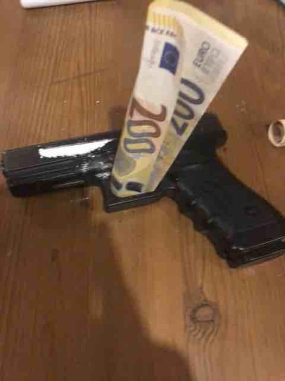 Česta “tema” među fotografijama na Skaju: novac, oružje i droga