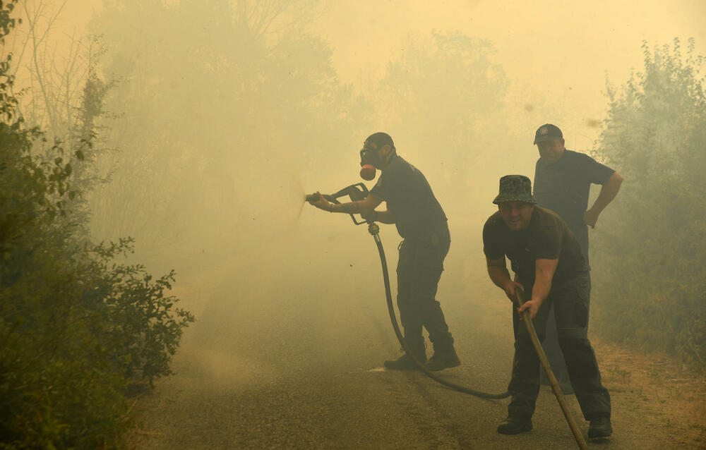 <p>"Očekuje nas večeras ozbiljan izazov", kazao je "Vijestima" v.d. komandira SZS Glavnog grada Nikola Bojanović. Dvojica vatrogasaca ranije danas povrijeđena tokom gašenja požara na teritoriji Podgorice</p>