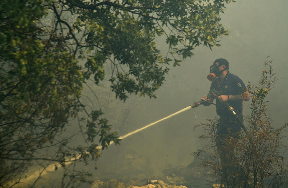 <p>"Očekuje nas večeras ozbiljan izazov", kazao je "Vijestima" v.d. komandira SZS Glavnog grada Nikola Bojanović. Dvojica vatrogasaca ranije danas povrijeđena tokom gašenja požara na teritoriji Podgorice</p>
