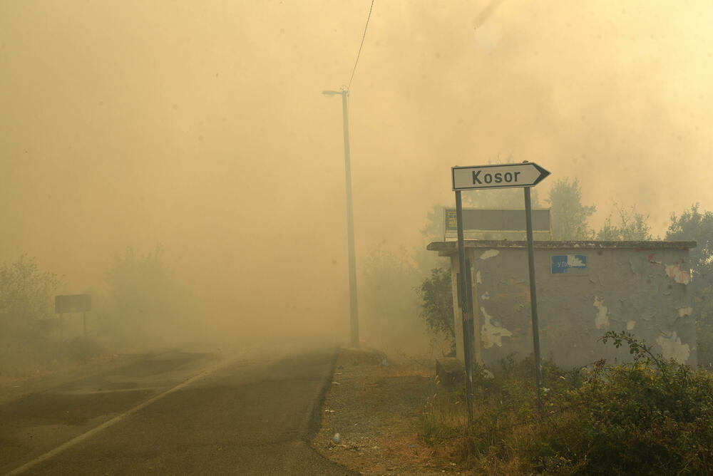 <p>"Očekuje nas večeras ozbiljan izazov", kazao je "Vijestima" v.d. komandira SZS Glavnog grada Nikola Bojanović. Dvojica vatrogasaca ranije danas povrijeđena tokom gašenja požara na teritoriji Podgorice</p>