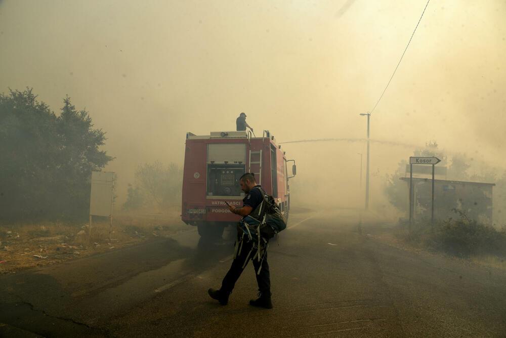 <p>"Očekuje nas večeras ozbiljan izazov", kazao je "Vijestima" v.d. komandira SZS Glavnog grada Nikola Bojanović. Dvojica vatrogasaca ranije danas povrijeđena tokom gašenja požara na teritoriji Podgorice</p>