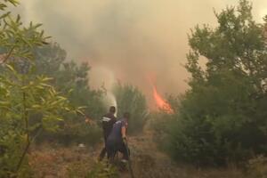 Dok helikopteri pristižu u pomoć, javlja se i sve veći broj...