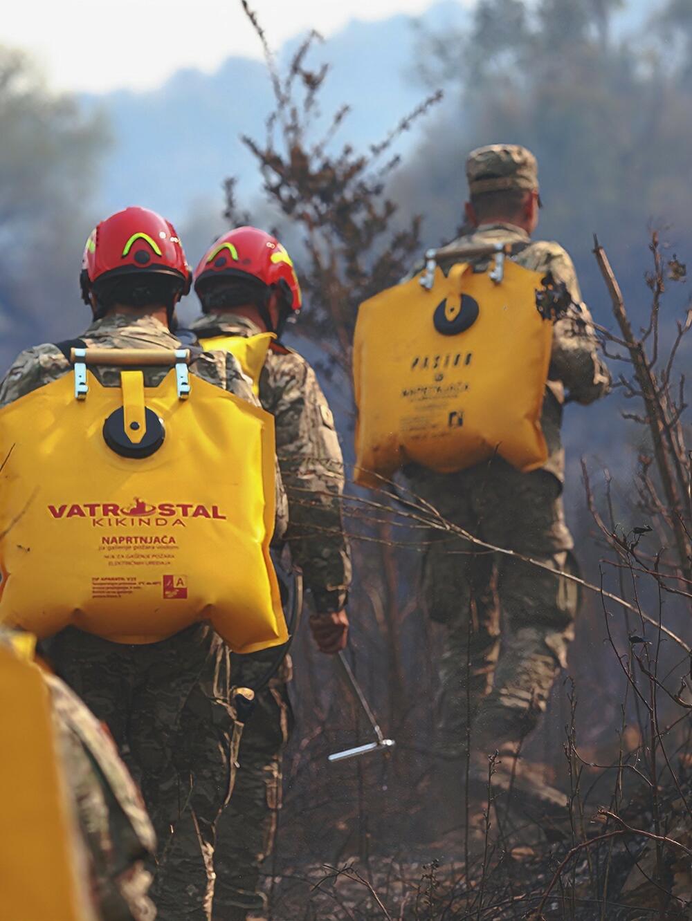 <p>Vojska Crne Gore ostaje potpuno posvećena izvršavanju svojih zadataka i spremna da pruži pomoć gdje god je to potrebno, poručuju iz Ministarstva odbrane</p>