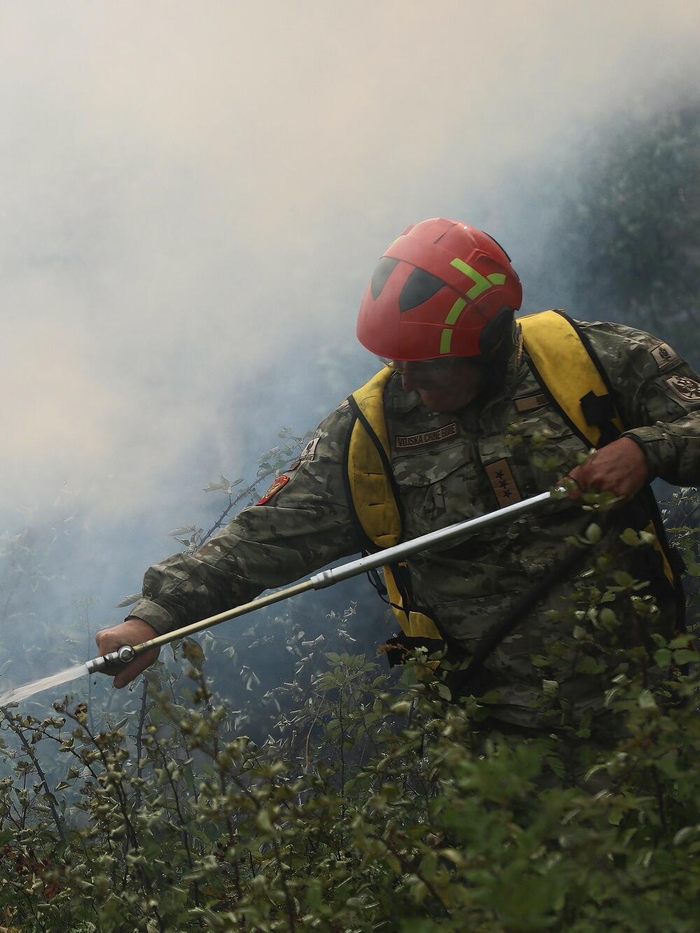 <p>Vojska Crne Gore ostaje potpuno posvećena izvršavanju svojih zadataka i spremna da pruži pomoć gdje god je to potrebno, poručuju iz Ministarstva odbrane</p>