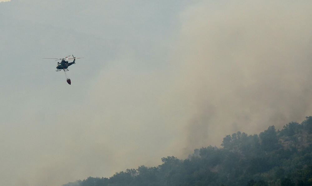 <p>U gašenju požara učestvovali su i vojnici, ali i dobrovoljci, podršku su imali i iz vazduha</p>