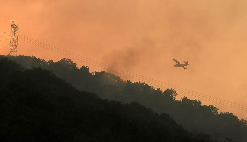 <p>U gašenju požara učestvovali su i vojnici, ali i dobrovoljci, podršku su imali i iz vazduha</p>
