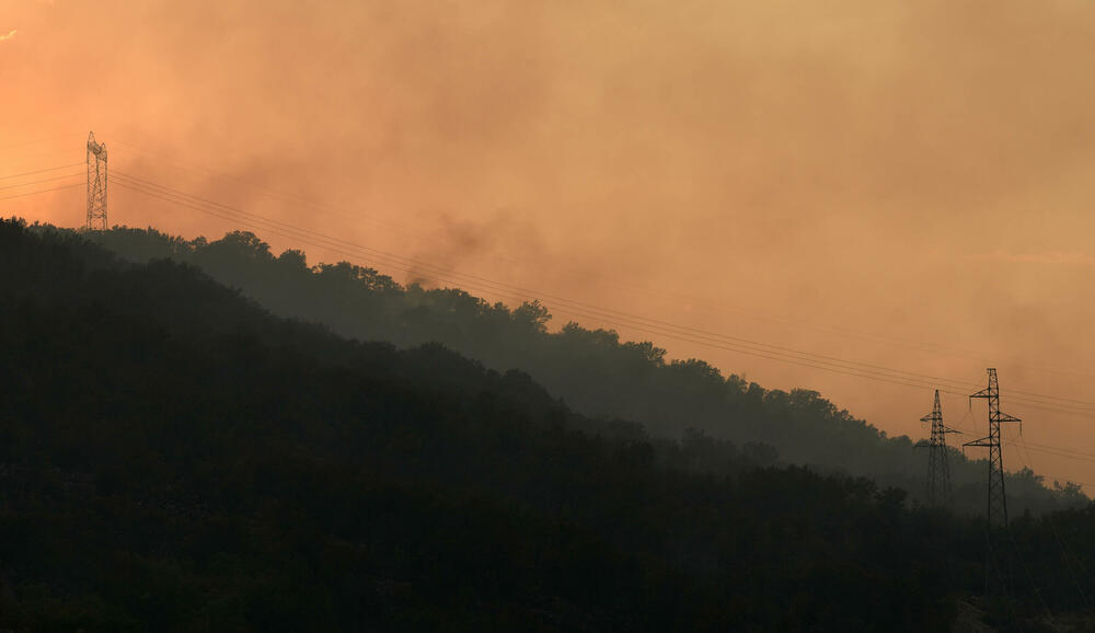 <p>U gašenju požara učestvovali su i vojnici, ali i dobrovoljci, podršku su imali i iz vazduha</p>