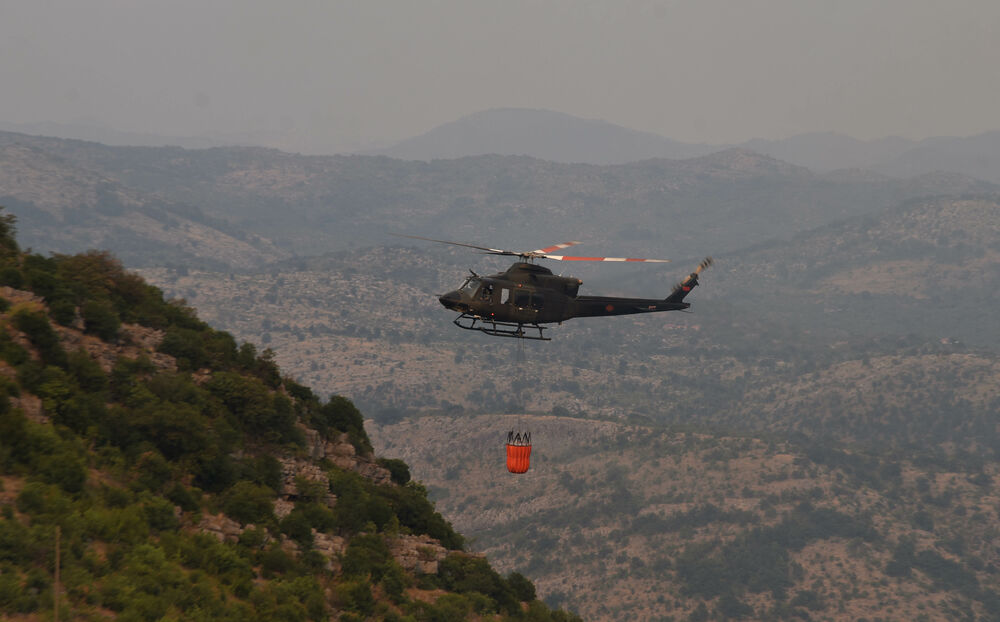 <p>U gašenju požara učestvovali su i vojnici, ali i dobrovoljci, podršku su imali i iz vazduha</p>