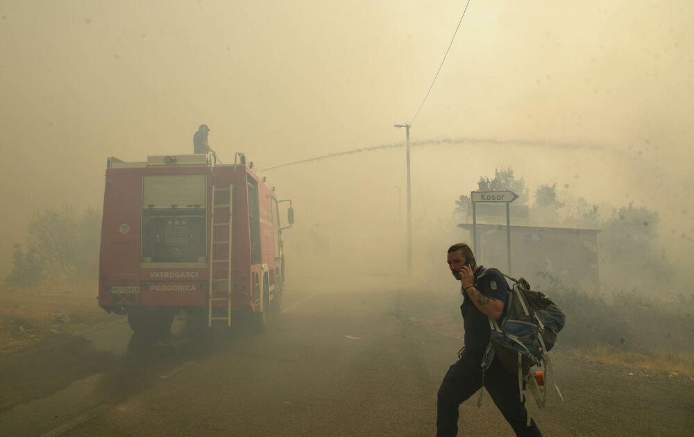 <p>U gašenju požara učestvovali su i vojnici, ali i dobrovoljci, podršku su imali i iz vazduha</p>
