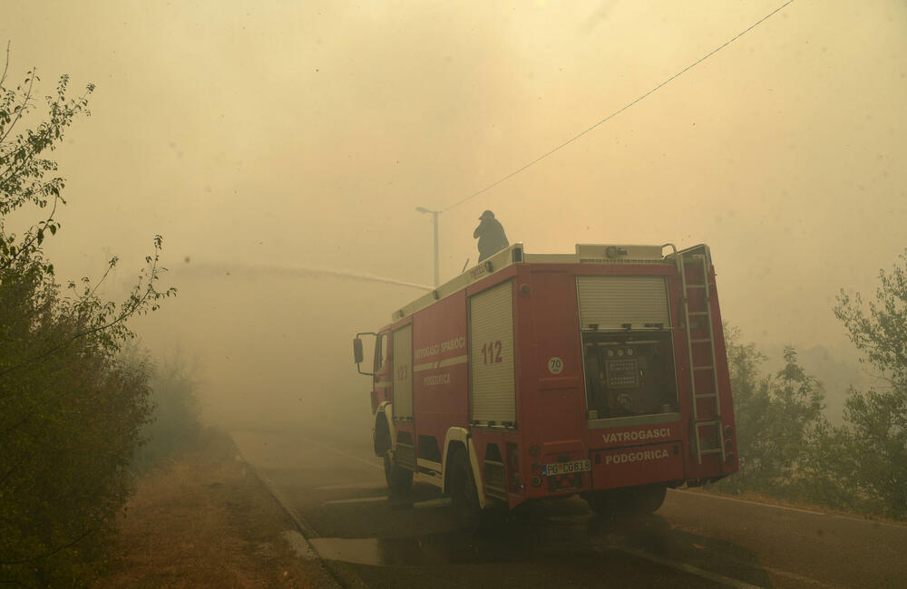 <p>U gašenju požara učestvovali su i vojnici, ali i dobrovoljci, podršku su imali i iz vazduha</p>