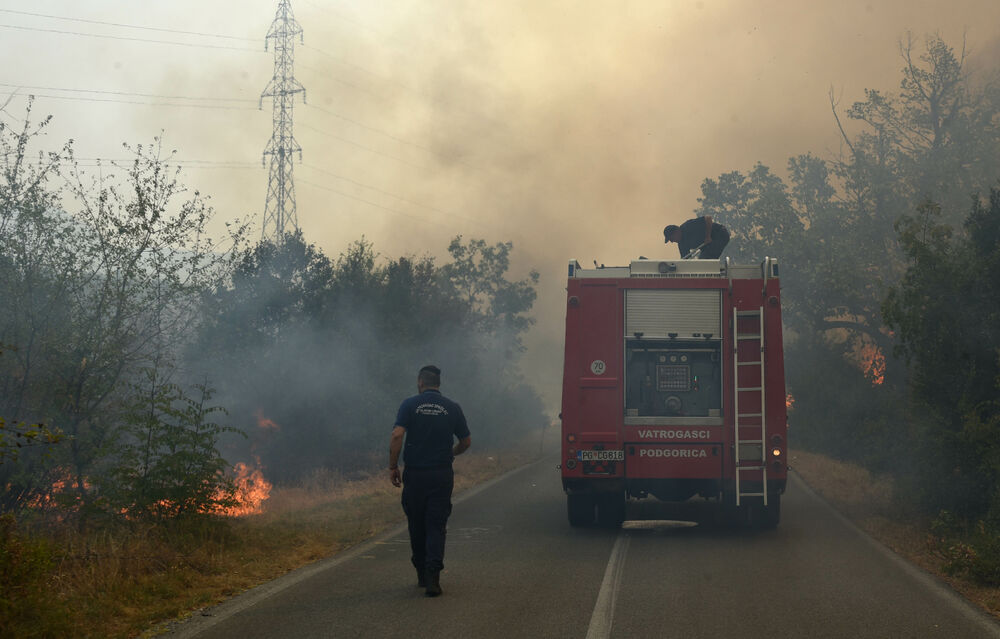 <p>U gašenju požara učestvovali su i vojnici, ali i dobrovoljci, podršku su imali i iz vazduha</p>