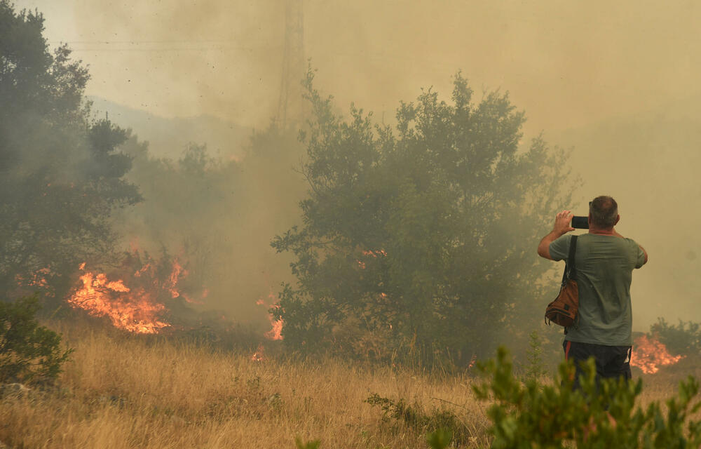 <p>U gašenju požara učestvovali su i vojnici, ali i dobrovoljci, podršku su imali i iz vazduha</p>