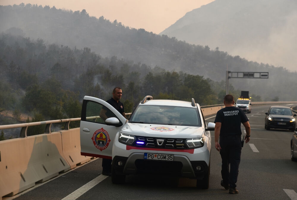 <p>U gašenju požara učestvovali su i vojnici, ali i dobrovoljci, podršku su imali i iz vazduha</p>