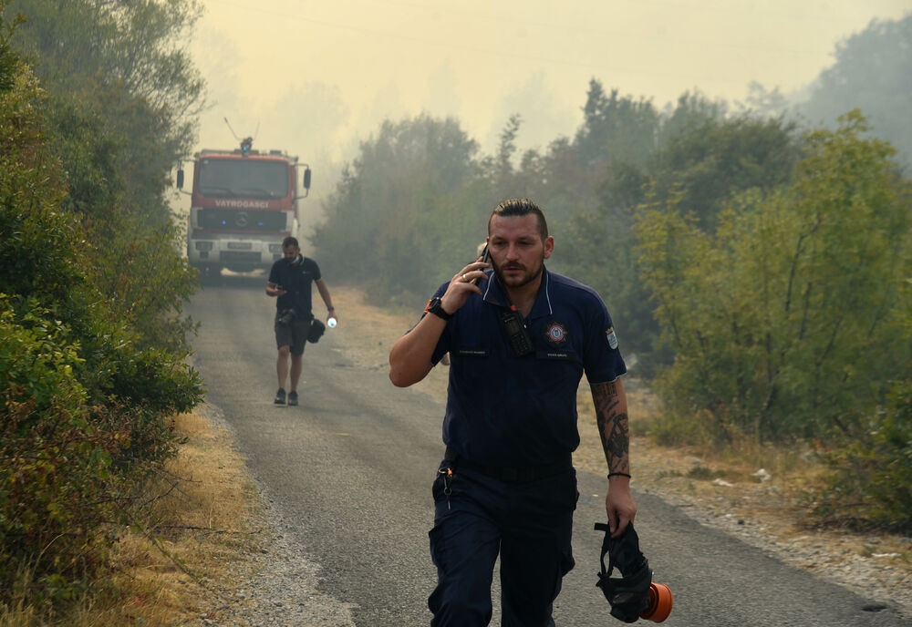 <p>U gašenju požara učestvovali su i vojnici, ali i dobrovoljci, podršku su imali i iz vazduha</p>