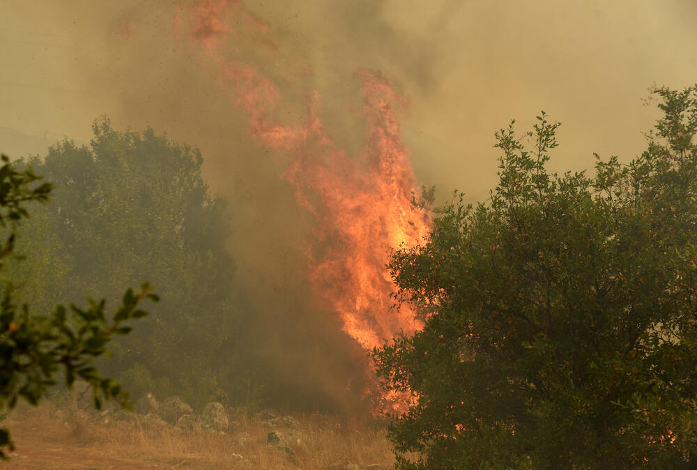 <p>U gašenju požara učestvovali su i vojnici, ali i dobrovoljci, podršku su imali i iz vazduha</p>