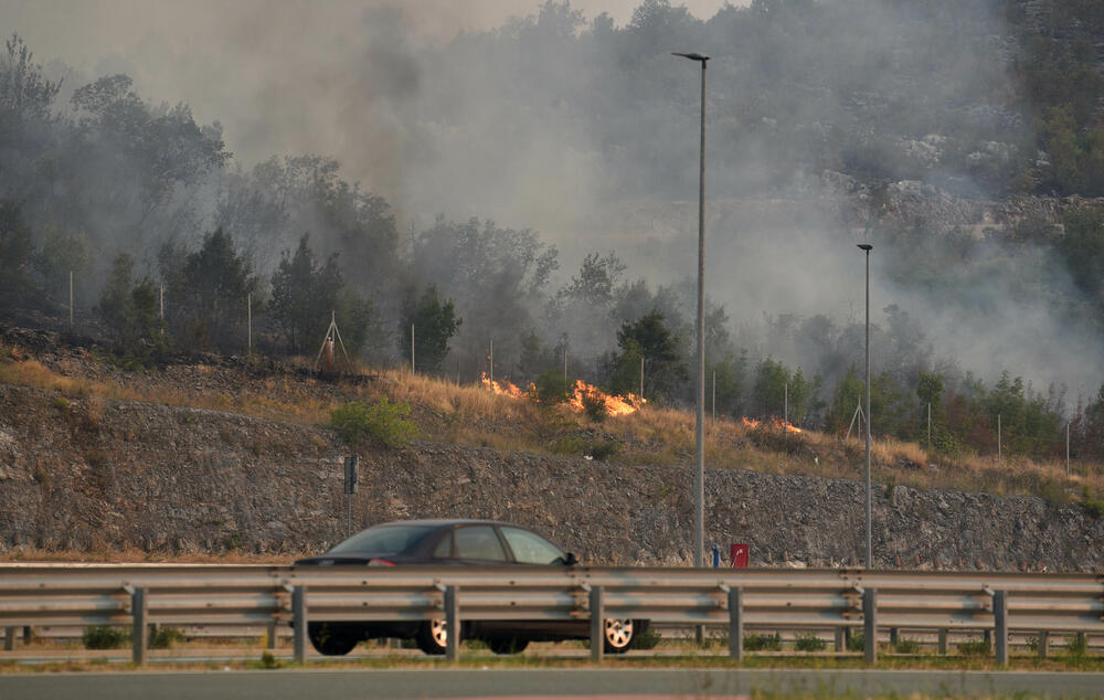 <p>U gašenju požara učestvovali su i vojnici, ali i dobrovoljci, podršku su imali i iz vazduha</p>