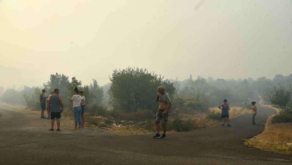 <p>U gašenju požara učestvovali su i vojnici, ali i dobrovoljci, podršku su imali i iz vazduha</p>