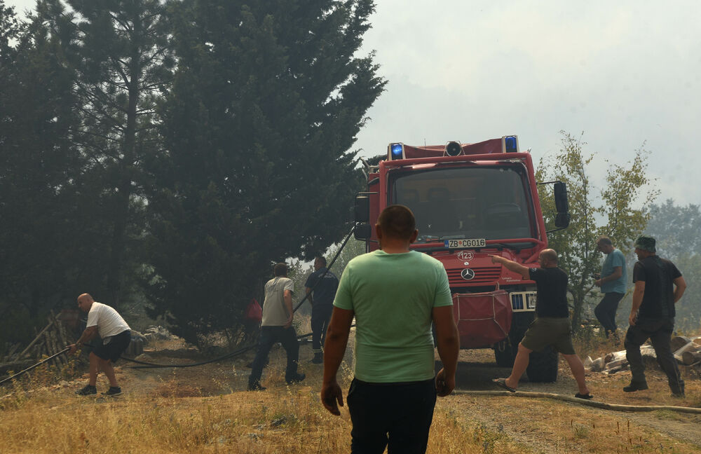 <p>U gašenju požara učestvovali su i vojnici, ali i dobrovoljci, podršku su imali i iz vazduha</p>