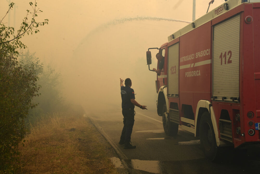 <p>U gašenju požara učestvovali su i vojnici, ali i dobrovoljci, podršku su imali i iz vazduha</p>